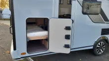 Heckgarage Knaus Südwind 540 FDK Black Selection Garagentür rechts, Casual Silv