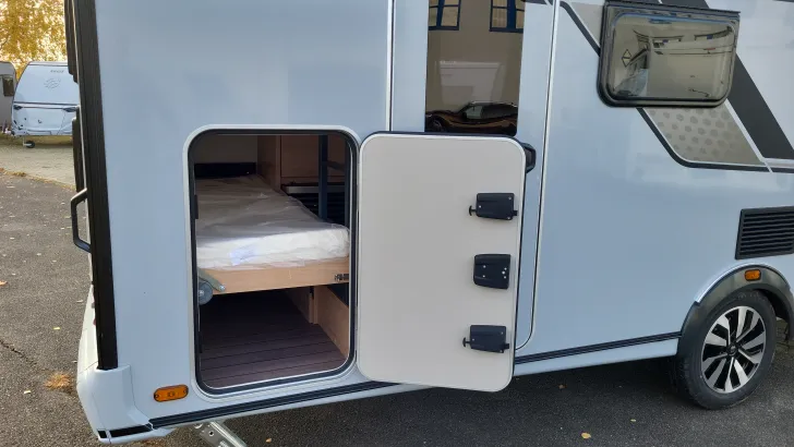 Heckgarage Knaus Südwind 540 FDK Black Selection Garagentür rechts, Casual Silv