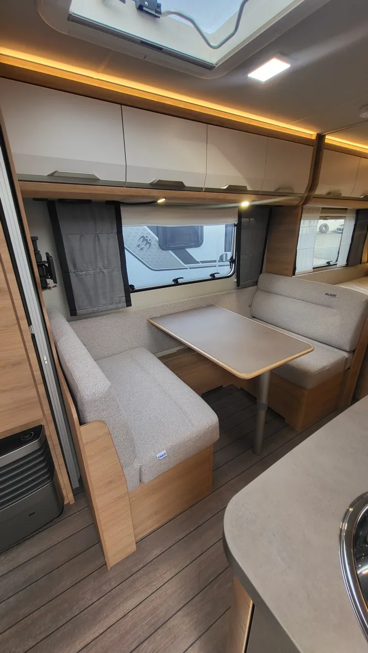 Sitzgruppe Knaus Südwind 540 FDK Black Selection Garagentür rechts, Casual Silv