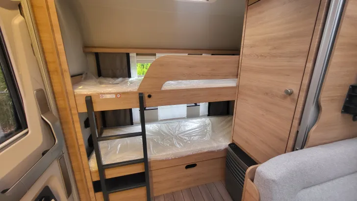 Etagenbetten Knaus Südwind 540 FDK Black Selection Garagentür rechts, Casual Silv