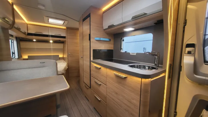 Weitere Betten Knaus Südwind 540 FDK Black Selection Garagentür rechts, Casual Silv