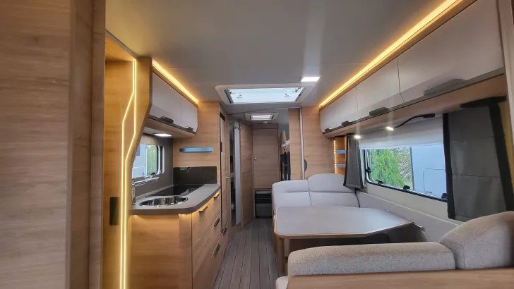 Sicht vorne-hinten Knaus Südwind 580 QS Black Selection 3 Etagenbett mit Garagentür