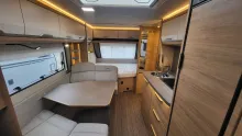 Sicht vorne-hinten Knaus Südwind 580 QS Black Selection 3 Etagenbett mit Garagentür