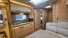 Fahrerhaus Knaus Südwind 580 QS Black Selection 3 Etagenbett mit Garagentür