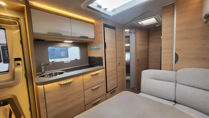 Fahrerhaus Knaus Südwind 580 QS Black Selection 3 Etagenbett mit Garagentür