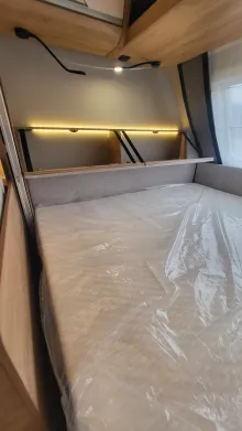 Fahrerhaus Knaus Südwind 580 QS Black Selection 3 Etagenbett mit Garagentür