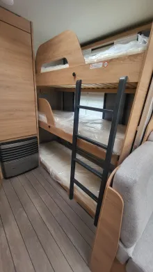 Etagenbetten Knaus Südwind 580 QS Black Selection 3 Etagenbett mit Garagentür