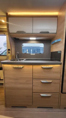 Küchen Knaus Südwind 580 QS Black Selection 3 Etagenbett mit Garagentür