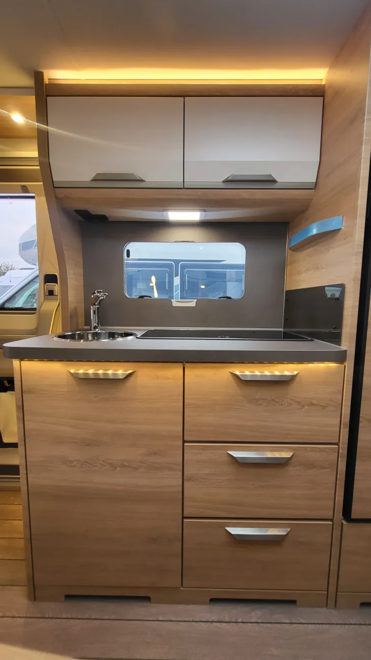 Küchen Knaus Südwind 580 QS Black Selection 3 Etagenbett mit Garagentür