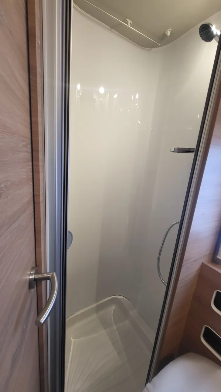 Fahrzeugbild Knaus Südwind 580 QS Black Selection 3 Etagenbett mit Garagentür #24