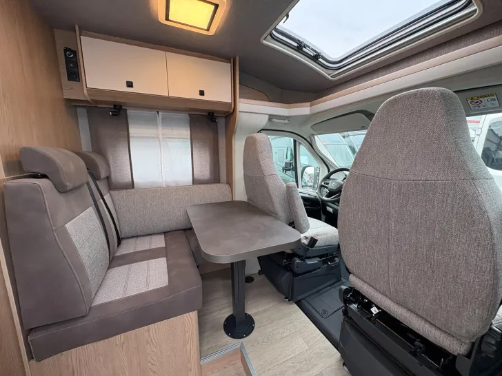 Fahrzeugbild Hobby OnTour C 700 GQ /Automatik/Kingsizebett #7