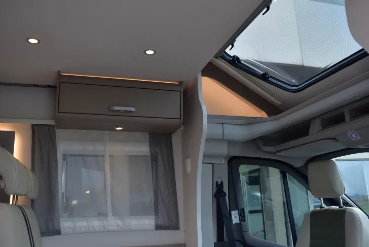 Fahrzeugbild Carado T 338 EDITION27 Lithium, Hubbett, 4 Betten #5