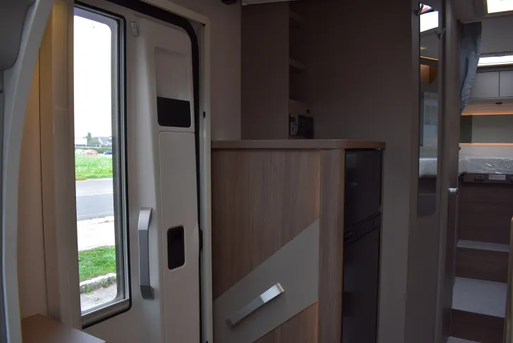 Fahrzeugbild Carado T 338 EDITION27 Lithium, Hubbett, 4 Betten #12