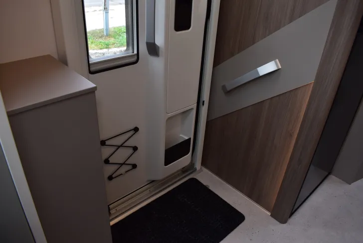 Fahrzeugbild Carado T 338 EDITION27 Lithium, Hubbett, 4 Betten #13