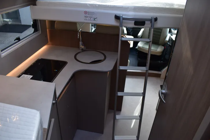 Fahrzeugbild Carado T 338 EDITION27 Lithium, Hubbett, 4 Betten #46