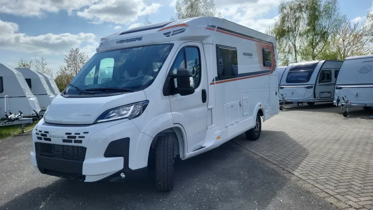 Schräg Vorne Weinsberg CaraCompact EDITION PEPPER 600 MEG Automatik/140 PS