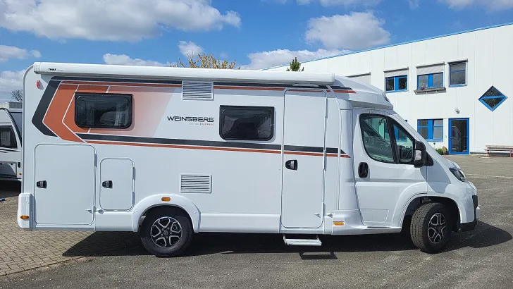 Seitlich Weinsberg CaraCompact EDITION PEPPER 600 MEG Automatik/140 PS
