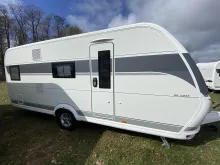 Seitlich Hobby De Luxe 545 KMF Auflastung inkl. Alufelgen