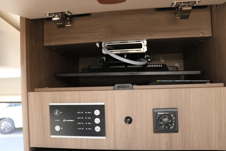 Fahrzeugbild Carado T 447 AT8G+TV+Thule+DoppelRFK+Hubbett #29