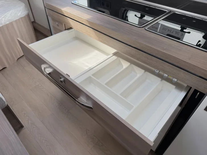 Fahrzeugbild Hobby Excellent Edition 545 KMF 2.000 kg Garage Alu silber #16