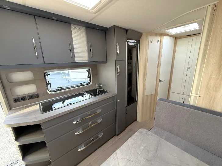 Fahrzeugbild Hobby De Luxe 545 KMF 2000 kg 3-er Etagenbett #17