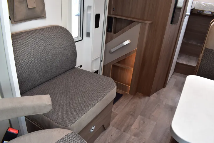 Fahrzeugbild Carado T 328 pro+ Hubbett, 5 Sitzplätze, ab Nov. #10