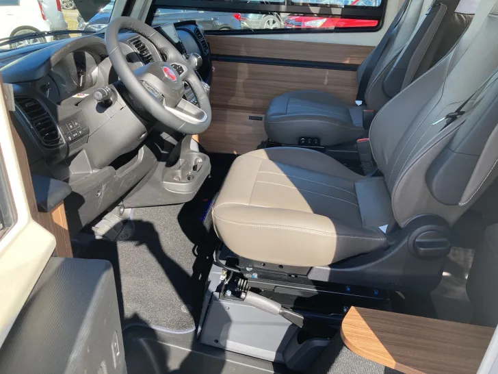 Fahrzeugbild Eura Mobil INTEGRA 890 EB AUTARK-PAKET+HUBSTÃTZANLAGE #9