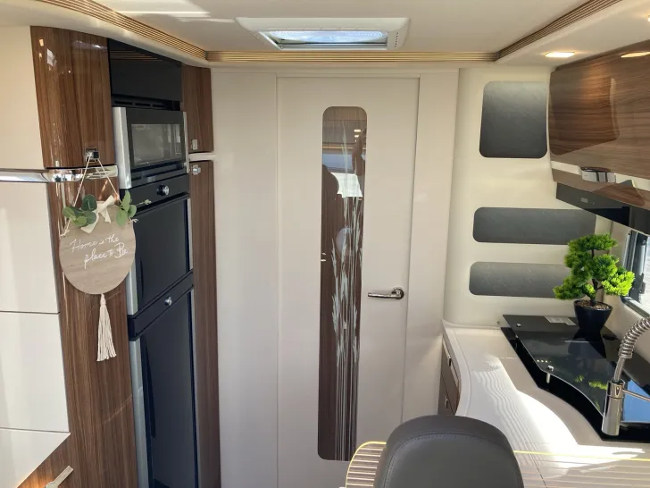 Fahrzeugbild Eura Mobil INTEGRA 890 EB AUTARK-PAKET+HUBSTÃTZANLAGE #20
