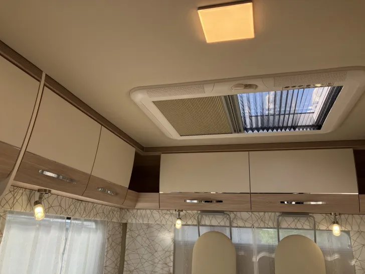 Fahrzeugbild Eura Mobil ACTIVA ONE 570 HS Backofen Combi 6E Glasdach #19