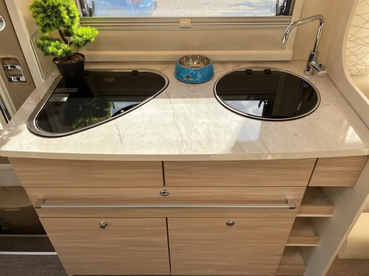 Fahrzeugbild Eura Mobil ACTIVA ONE 570 HS Backofen Combi 6E Glasdach #20