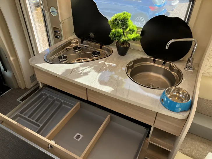 Fahrzeugbild Eura Mobil ACTIVA ONE 570 HS Backofen Combi 6E Glasdach #21