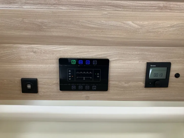 Fahrzeugbild Eura Mobil ACTIVA ONE 570 HS Backofen Combi 6E Glasdach #37