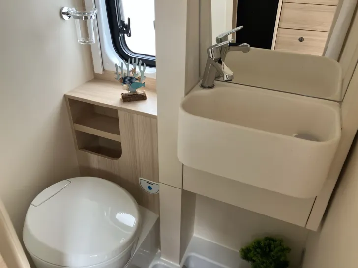 Fahrzeugbild Eura Mobil VAN 635 HB Skyroof + Vorbereitung Solar #25