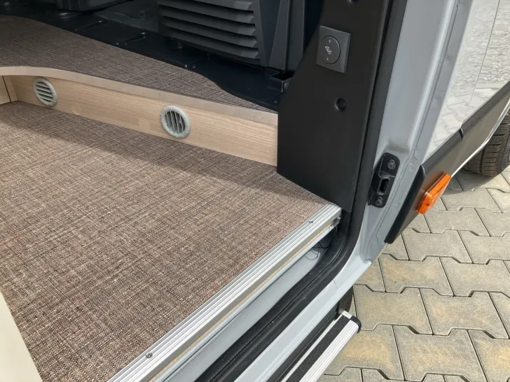 Fahrzeugbild Eura Mobil VAN 635 HB Skyroof + Vorbereitung Solar #38
