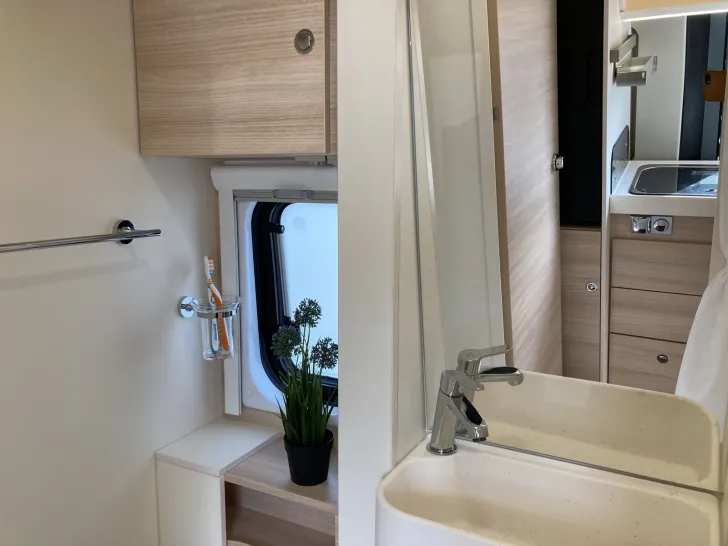 Fahrzeugbild Eura Mobil Van 635 EB SOLARANLAGE+KAMERA+POP UP DACH #22