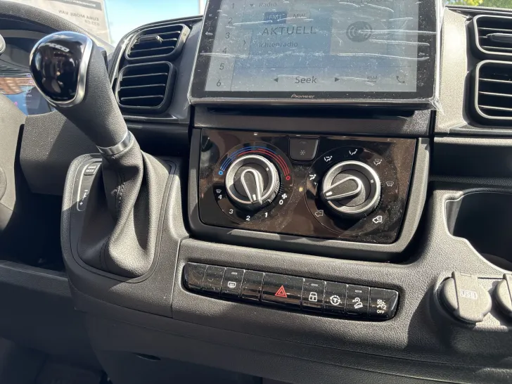 Fahrzeugbild Eura Mobil VAN 635 EB AUTOMATIK+SKYROOF+AUFSTELLDACH #22