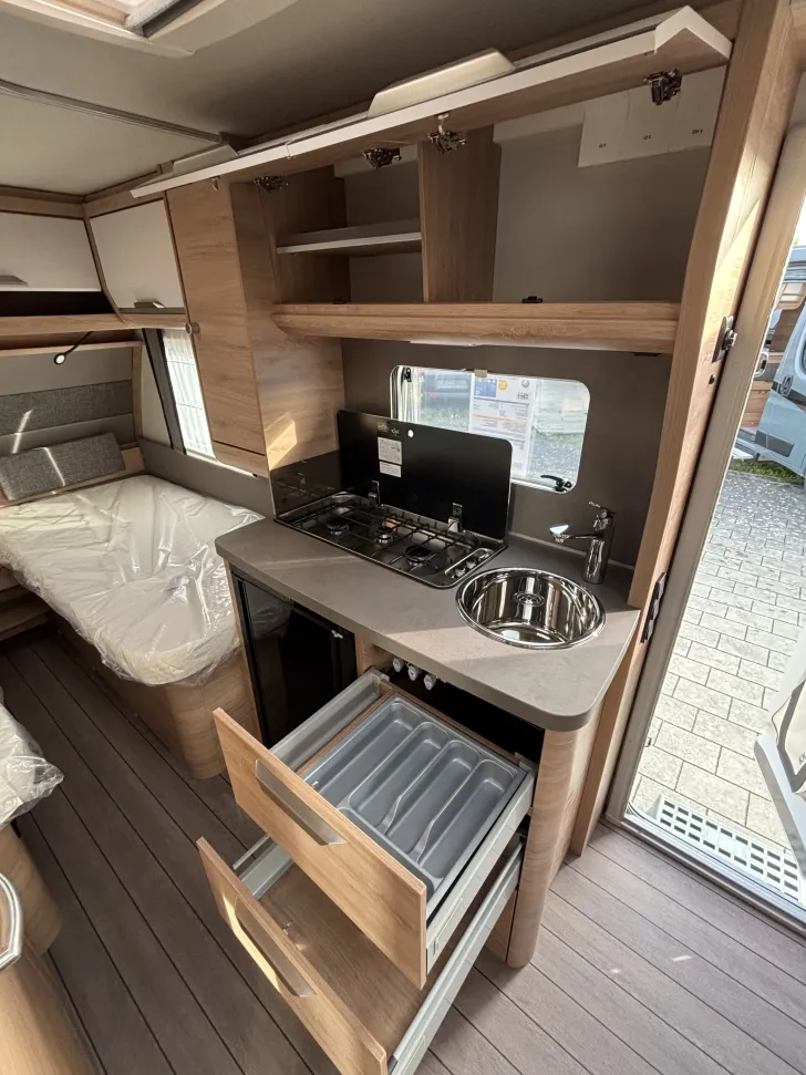 Fahrzeugbild Knaus Südwind 460 EU Black Selection MonoControl, THULE Markise #9
