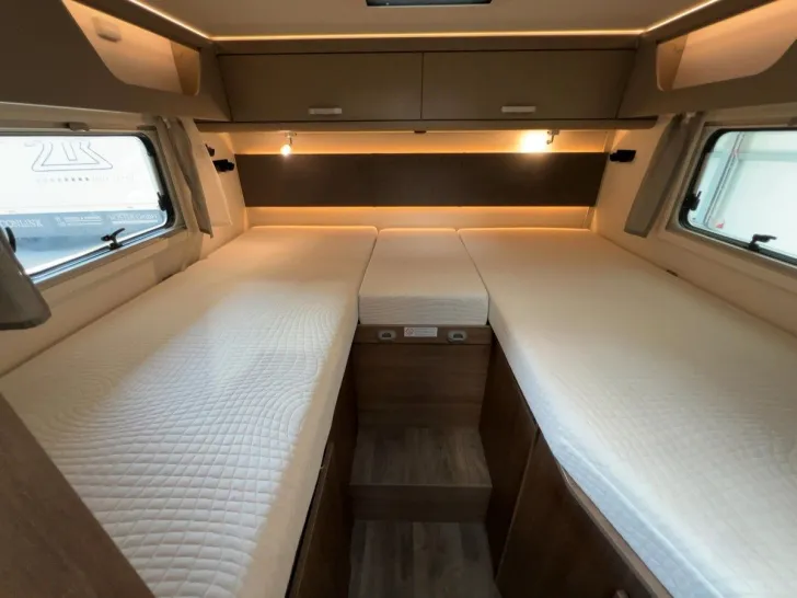 Fahrzeugbild Carado T338 EDITION24 /EINZELBETTEN/HUBBETT/MARKISE #13
