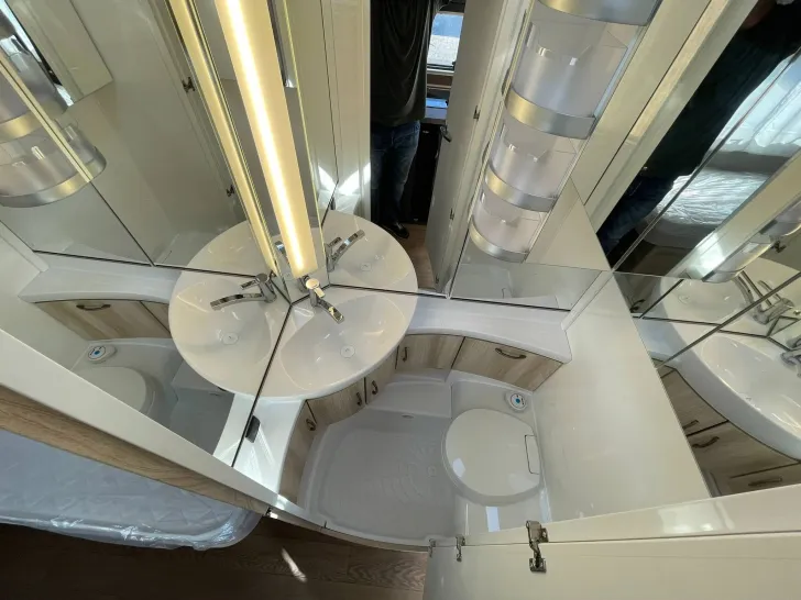 Fahrzeugbild Hobby De Luxe 460 LU #29