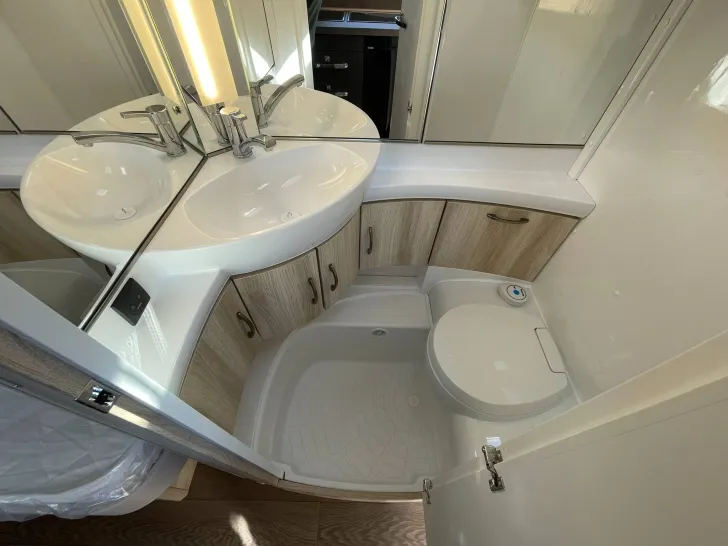 Fahrzeugbild Hobby De Luxe 460 LU #30