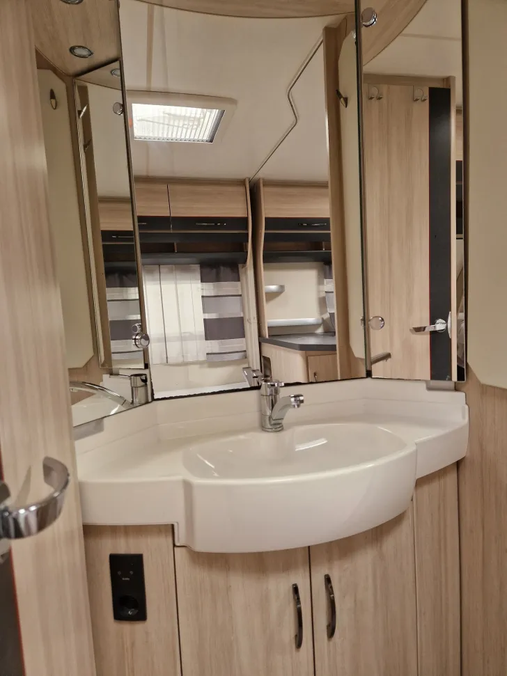 Fahrzeugbild Hobby De Luxe 560 KMFe Gut gepflegt #5