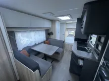 Sicht vorne-hinten Hobby De Luxe 540 KMFe Auflastung 1,8 t