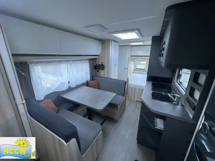 Sicht vorne-hinten Hobby De Luxe 540 KMFe Auflastung 1,8 t