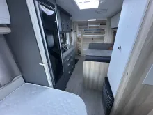Sicht vorne-hinten Hobby De Luxe 540 KMFe Auflastung 1,8 t