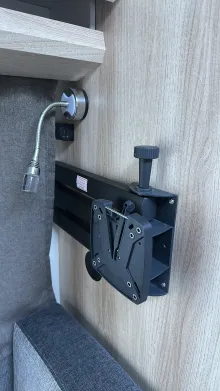 TV-Halter + USB Steckdose Hobby De Luxe 540 KMFe Auflastung 1,8 t