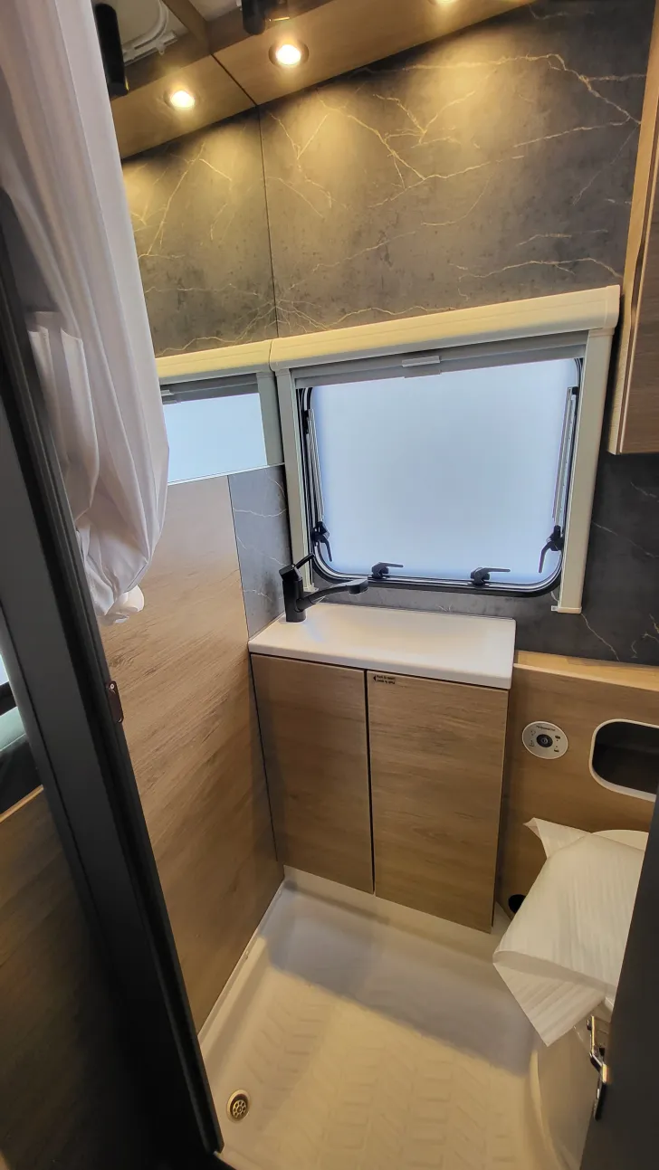 Fahrerhaus Weinsberg CaraOne 420 QD 3 x Pakete Auf. 1350 kg