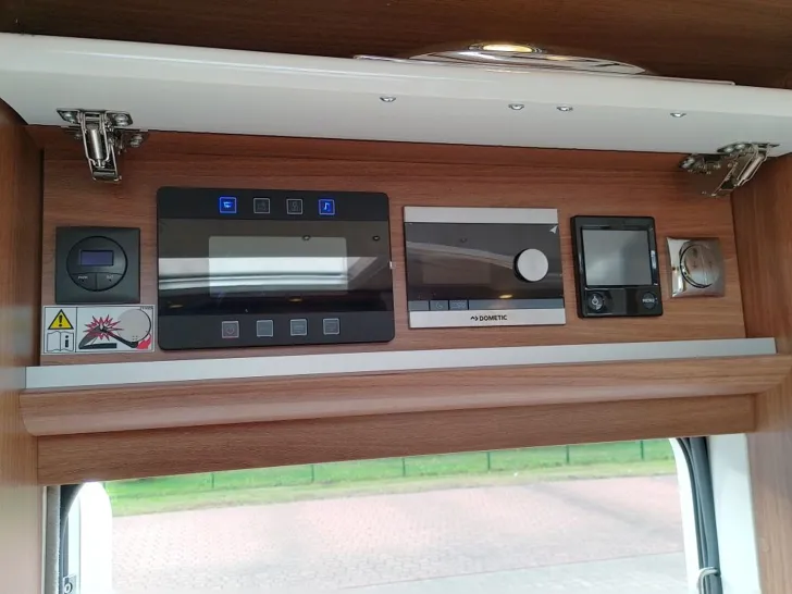 Fahrzeugbild Carthago chic e-line I 50 LE DA aus Vermietflotte #12