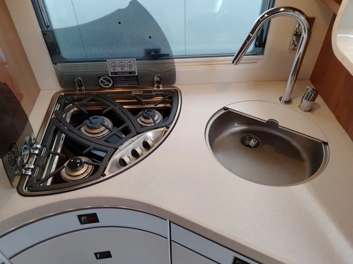 Fahrzeugbild Carthago chic e-line I 50 LE DA aus Vermietflotte #18