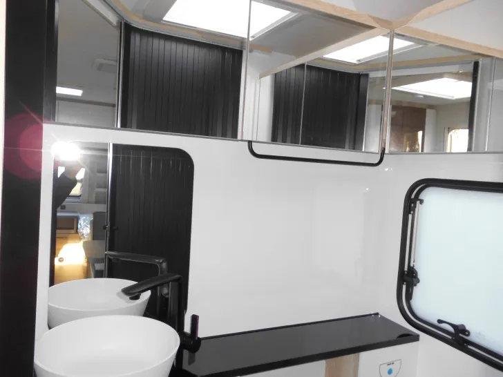 Fahrzeugbild Hobby De Luxe 460 SL 2026 1500 kg. Bettverbr. #29