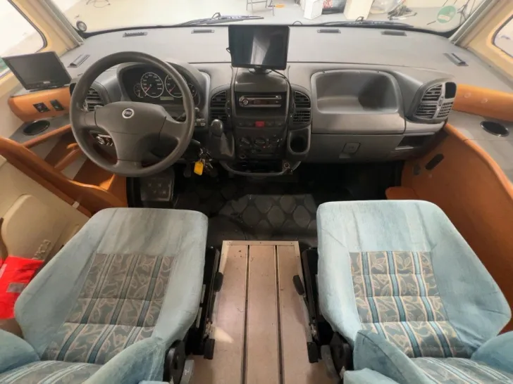 Fahrzeugbild Frankia Holiday Class I 680 / Hubbett / 2x Klima #8